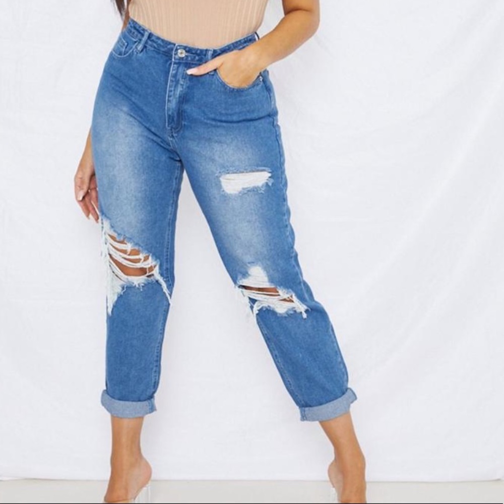 MISSGUIDED RIPPED MOM JEANS